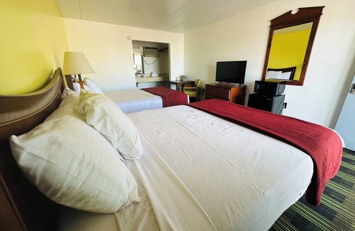 Sandusky Hotel | 2 Queens - 3 Miles to Cedar Point!