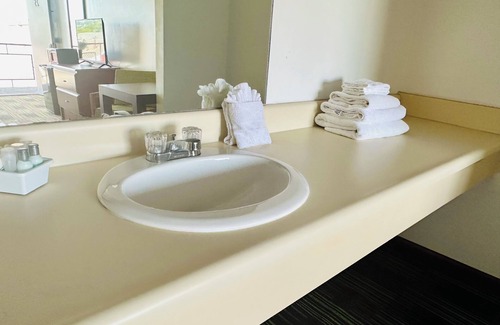 Sandusky Hotel | 2 Queens - 3 Miles to Cedar Point!