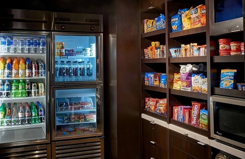 Indianapolis Hotel | 2 Relaxing Units Close to Butterfly Village! Indoor Pool, Pet-friendly!