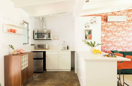 Tahquitz River Estates Cottage | 2 Rooms, Sleeps 8 Retro Hotel w/Pool Wesley King Studio Buyout by Avantstay