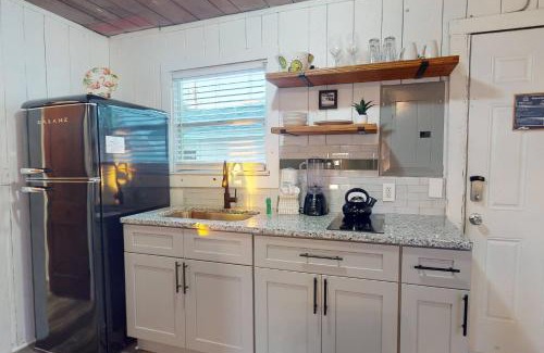 Treasure Island House | 2 - Seahorse Cottages - Parakeet