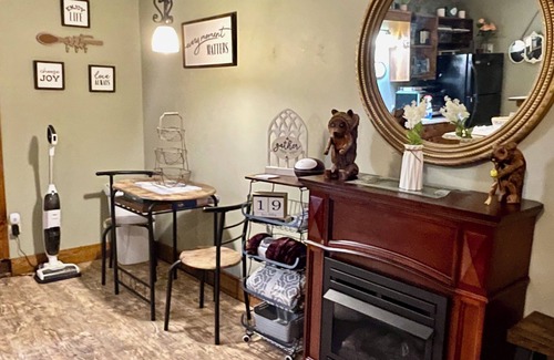 Independence Cabin | 2 Small Country Cabins - walk to Sardis Lake - WiFi, outdoor game pavilion