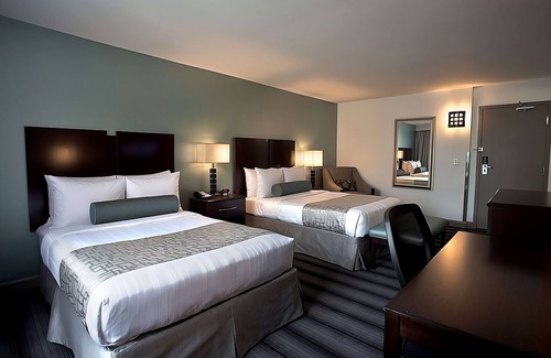 Downtown Chicago Hotel | 2 Spacious Units Close to Navy Pier! Pool, Parking