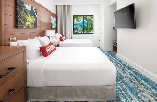 Park Shore Hotel | 2 Spacious Units Ideal For Family and Friends | Short Drive from Beaches