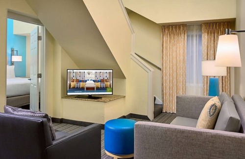 White Station House | 2 Spacious Units! w/ Kitchen, Outdoor Pool, Pets Allowed, Close to Memphis Zoo!