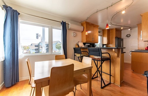 West Newport House | 2 STORY HOME 1 BLOCK from beach - 5 BEACH CRUISER, FREE PICKLEBALL COURTS