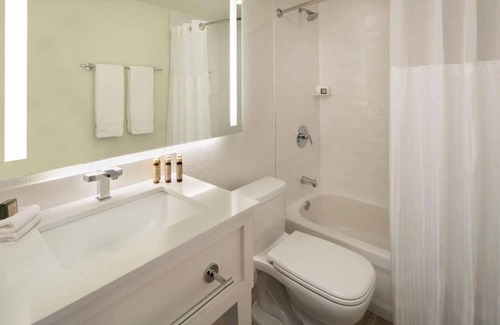 Islamorada Resort | 2 Suites w/Queen Beds, Kitchenette, Outdoor Pool, Free Parking & Pet Friendly