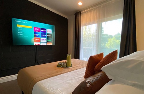 Prescott House | 2 Sumptuous Master Suites - 8 min walk to DOWNTOWN!