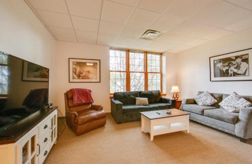 New Kensington Apartment | 20 Mi to Dtwn Pittsburgh Pet-Friendly Apartment