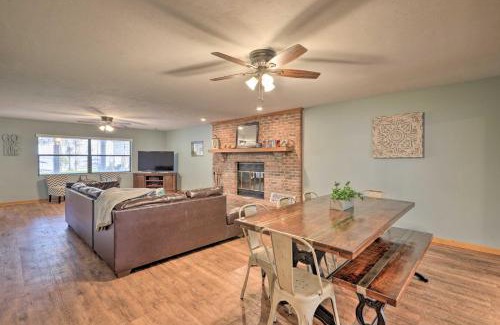 Earleton House | 20 Mi to UF Campus Santa Fe Lake Escape with Dock!