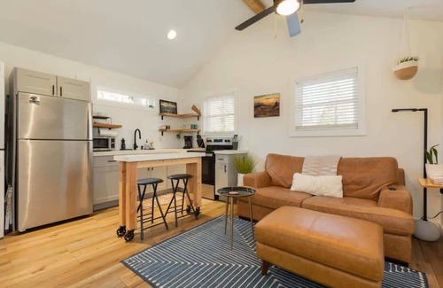 Fletcher Cottage | 20 min to Downtown|Dog friendly| 2 min to AG Center