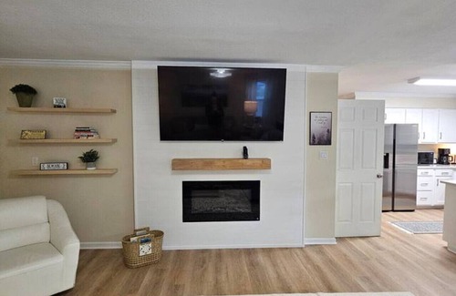 Ashley Oaks House | 20 Min to UT Sleeps 10, 1900sf