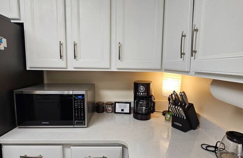 Ashley Oaks House | 20 Min to UT Sleeps 10, 1900sf