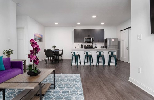 Whitestown Apartment | 20 mins DT | Sleeps 5 | Purple Rain Spacious Gym