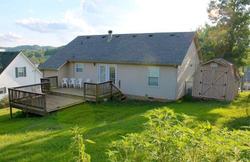 Millersville House | 20 mins to Nashville, fenced yard included
