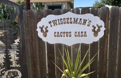 Santa Margarita House | 20 minutes from Carrizo Plain National Monument. Twisselman's Cactus Casa