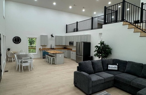 Dandridge House | 20% OFF Book By 10/31 Lake, Pickleball, Basketball, Barndo, Sports Retreat