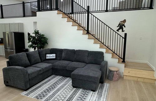 Dandridge House | 20% OFF Book By 10/31 Lake, Pickleball, Basketball, Barndo, Sports Retreat