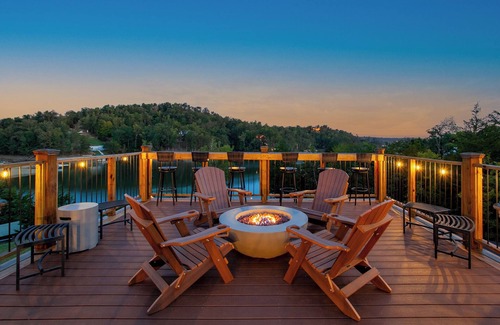 Dandridge Cabin | 20 % OFF Lakefront, Dock, Hot Tub, Game Room