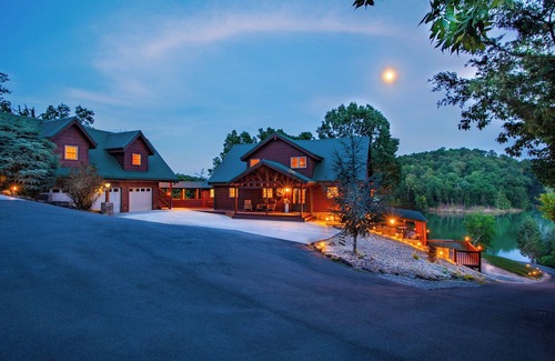 Dandridge Cabin | 20 % OFF Lakefront, Dock, Hot Tub, Game Room