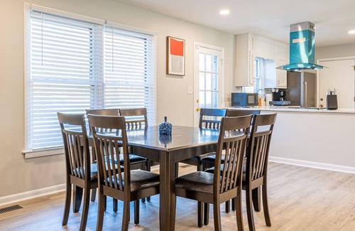 Huntsville House | 2003 Weatherly RD SE · 《Custom Pool》Fiber Wifi/Sleeps 9/4 Bedroom