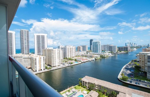 Hallandale Beach House | 2009A Stylish 1BR 1BTH w Water Views, Modern Kitchen, Balcony, Pool - 20th floor