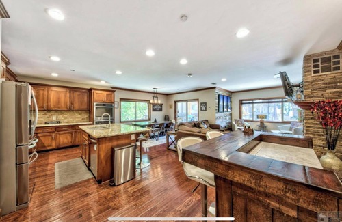 Tahoe Meadows Condo | #202-cnvnt 3B3B fit 8P, 8 mins walk to heavenly