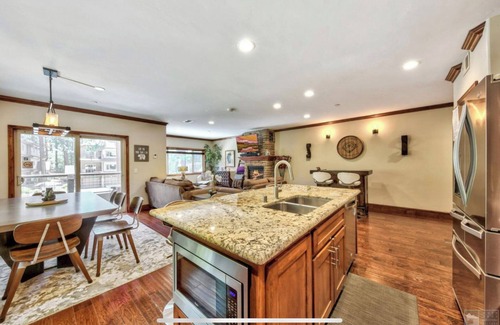 Tahoe Meadows Condo | #202-cnvnt 3B3B fit 8P, 8 mins walk to heavenly