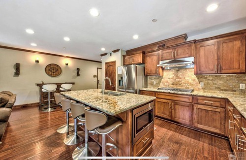 Tahoe Meadows Condo | #202-cnvnt 3B3B fit 8P, 8 mins walk to heavenly