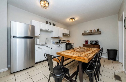 Three Oaks House | (2026 OPEN!) Three Oaks Home Close To Everything! Two Night Summer Min!