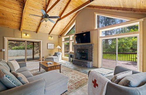 Cascade House | 208 Escape - Quiet, private, cabin on 5-acres - Trails - WiFi - Fireplace - Family Getaway