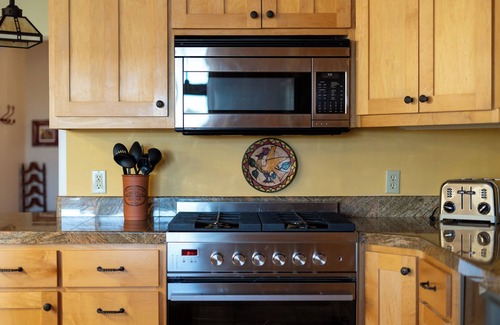 Arroyo Seco House | 2200 sq ft, 2-BR, 2-Bath townhouse, hot tub, double-living rooms, cook's kitchen, cedar deck, garden