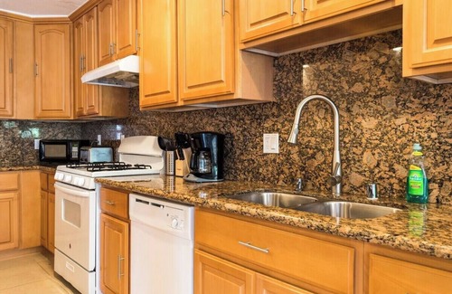 Oakland House | 2400 - 3B2B Gated House near Zoo Coliseum FWY BART