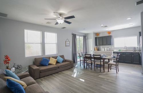 North Las Vegas House | 🎁2400sf🏠4BR/3BR🛀6beds🛌,15min Downtown/Strip,Home Theater,Games,BBQ and moree!