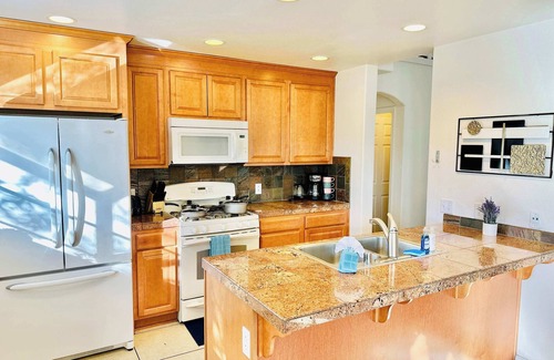 Northeast Reno House | 27 minutes to Tesla/Sleeps 12