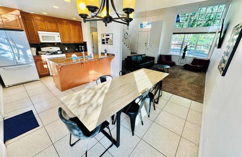 Northeast Reno House | 27 minutes to Tesla/Sleeps 12