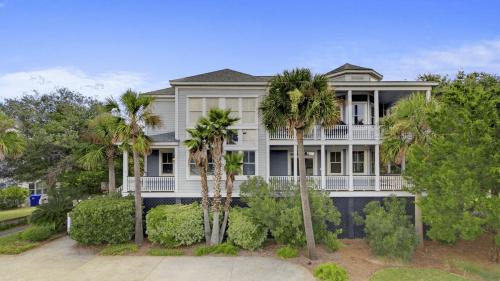 Isle of Palms House | 2701 Palm Boulevard by AvantStay Steps to the Beach Ping Pong Putting Green