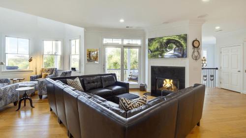 Isle of Palms House | 2701 Palm Boulevard by AvantStay Steps to the Beach Ping Pong Putting Green