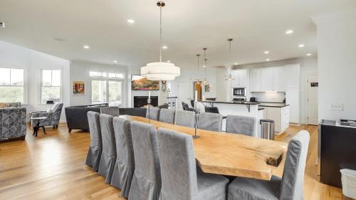 Isle of Palms House | 2701 Palm Boulevard by AvantStay Steps to the Beach Ping Pong Putting Green