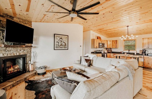 Murphy Cabin | 270° Mountain Views at EverLight Mountain Escape - Couples Retreat