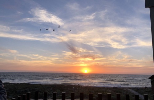 Castroville House | 28 Sec Walk to Beach: Steam shower, Lululemon Mirror, Power Outage-Free Living