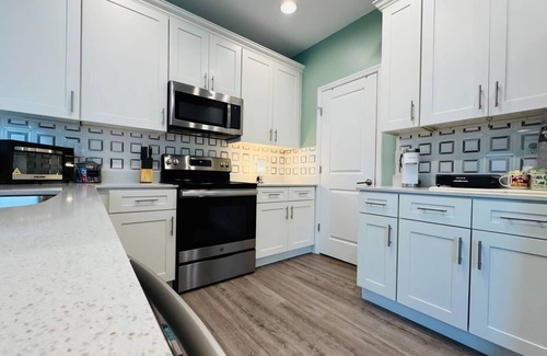 College Park House | 2B/2B College Park home w/fenced patio yard, close to DT Orl & WP. Pet Friendly!