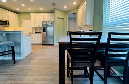College Park House | 2B/2B College Park home w/fenced patio yard, close to DT Orl & WP. Pet Friendly!