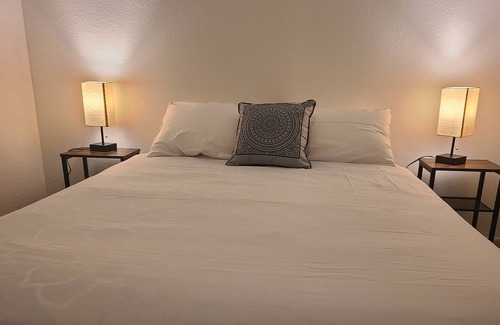 Parkridge Apartment | 2BD/2BA for Business and Families - Hot Tub, Pool, Gym & 6 mins from Golf