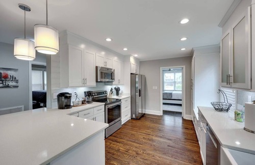 Earlewood House | 2BD 2BA Upscale Bungalow - Beautiful Yard​ + Grill