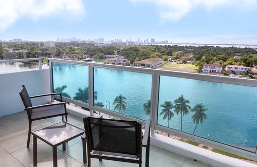 La Gorce Apartment | 2bd Beachfront Master Ste, Bay View w/balcony, Pool, nearby dining, beach access