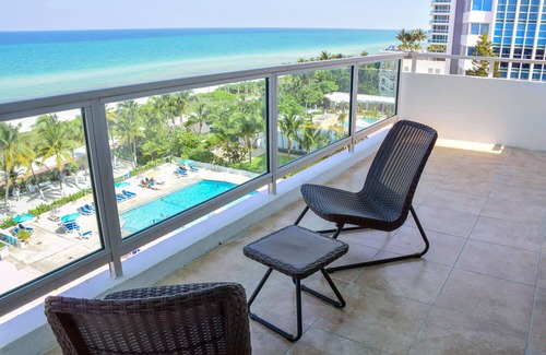 La Gorce Apartment | 2bd Oceanfront Master Ste OceanView w/balcony, Pool, nearby dining, beach access