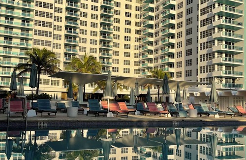 La Gorce Apartment | 2bd Oceanfront Master Ste OceanView w/balcony, Pool, nearby dining, beach access