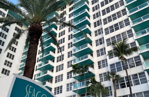 La Gorce Apartment | 2bd2bth Partial Ocean view Ste w/balcony, Pool, nearby dining, beach access