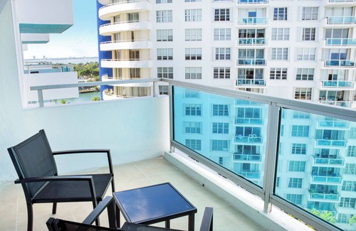 La Gorce Apartment | 2bd2bth Partial Ocean view Ste w/balcony, Pool, nearby dining, beach access